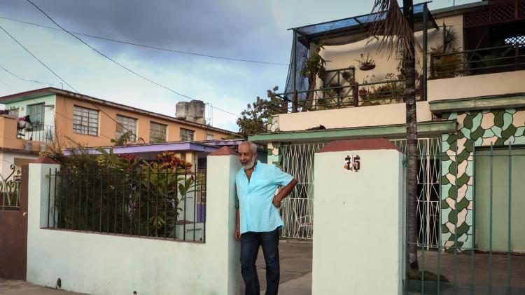 Padura posa em frente à sua casa no bairro rural de Mantilla, em Havana, em foto antiga