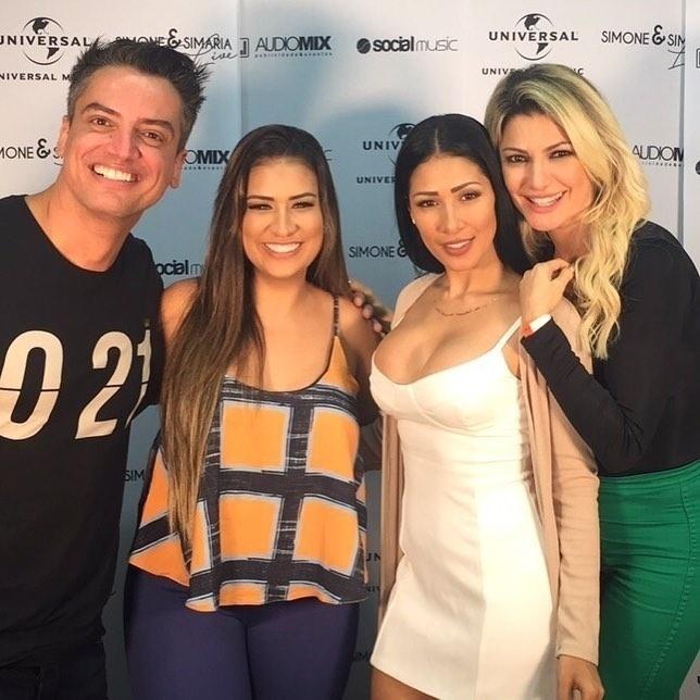 15.jul.2017 - O jornalista Leo Dias e Antonia Fontenelle tietam Simone e Simaria no Rio - Reprodução/Instagram/ladyfontenelle