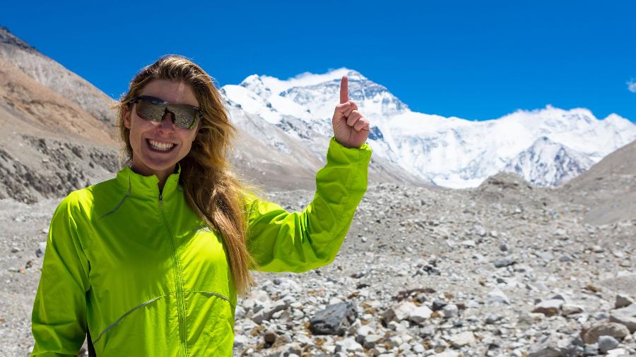 Karina Oliani durante escalada ao Monte Everest (apontando o dito cujo) - Divulgação