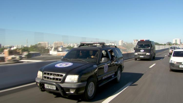Sabiá (Jonathan Azevedo) é levado ao fórum em "A Força do Querer" - Reprodução/GShow - Reprodução/GShow
