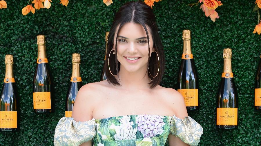 Kendall Jenner de máxi brinco, uma das tendências para 2018 - Getty Images