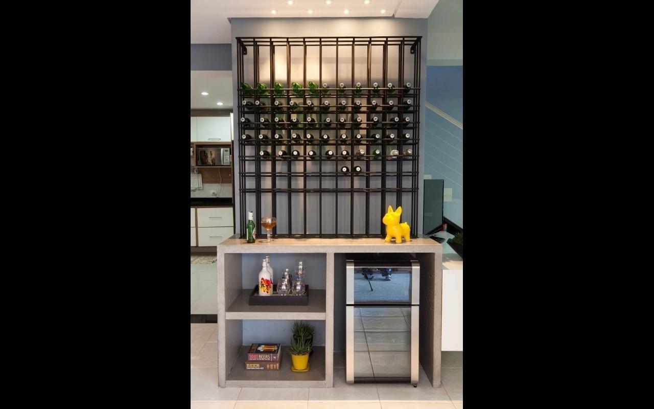 Para apoiar objetos pesados ou fixar grandes estruturas sobre um móvel de concreto - Luís Simione/ Divulgação/Projeto: Ana Yoshida