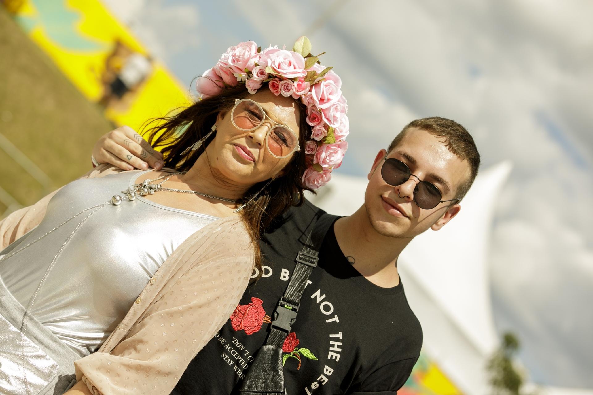 Maria Lima Macedo e Daniel Barbieri aguardam show de Lana Del Rey no Lollapalooza Brasil 2018 - Mariana Pekin/UOL