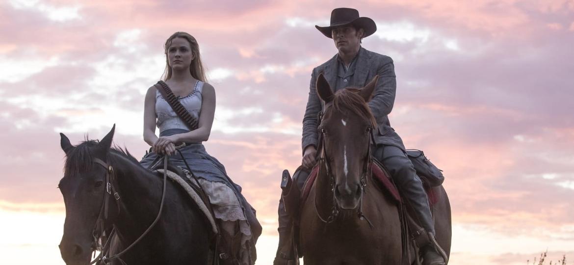 Dolores (Evan Rachel Wood) e Teddy (James Marsden) em cena da segunda temporada de "Westworld" - Divulgação