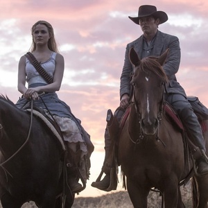Dolores (Evan Rachel Wood) e Teddy (James Marsden) em cena da segunda temporada de "Westworld" - Divulgação - Divulgação