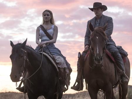 Dolores (Evan Rachel Wood) e Teddy (James Marsden) em cena da segunda temporada de "Westworld" - Divulgação