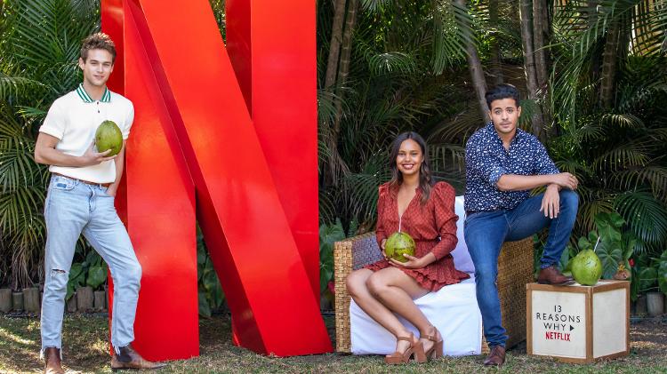Em São Paulo para promover "13 Reasons Why", Brandon Flynn, Alisha Boe e Christian Navarro posam com águas de coco - Mauricio Santana/Netflix/Divulgação - Mauricio Santana/Netflix/Divulgação