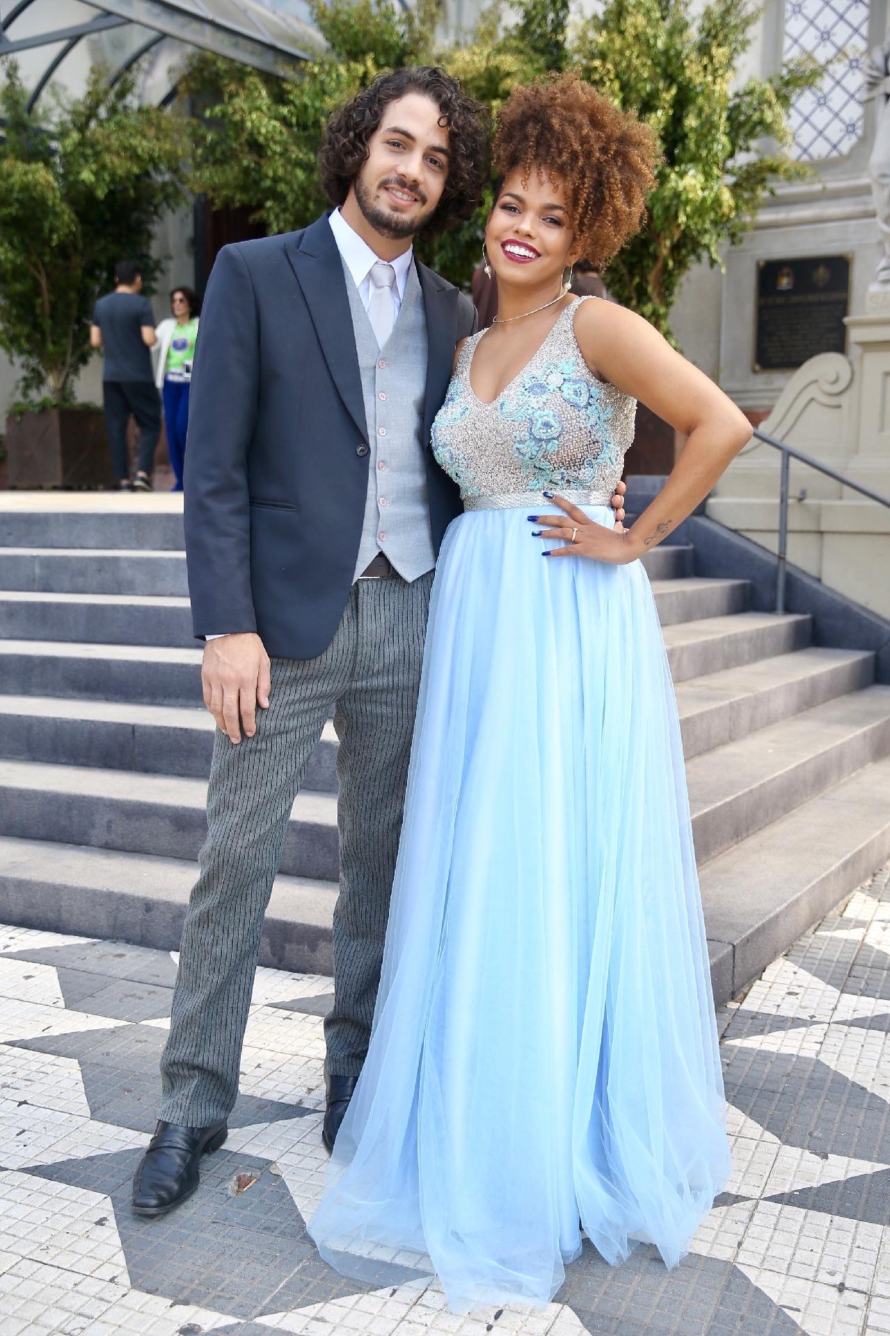 Jeniffer Nascimento posa com o noivo, o ator Jean Amorim, no casamento do Bruna Hamú e Diego Moregola, do qual é madrinha - Manuela Scarpa/Brazil News