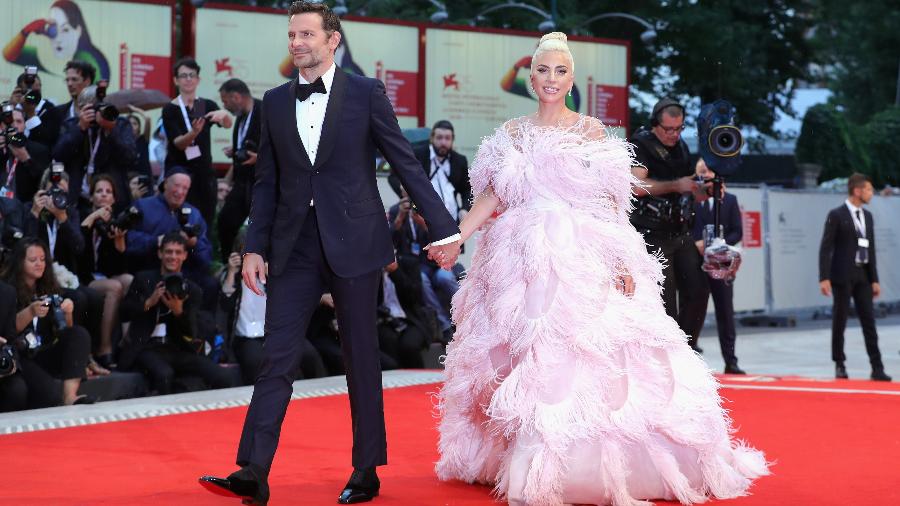 Bradley Cooper e Lady Gaga desfilam no tapete vermelho do Festival de Veneza antes da sessão de gala de "Nasce Uma Estrela" - Vittorio Zunino Celotto/Getty Images