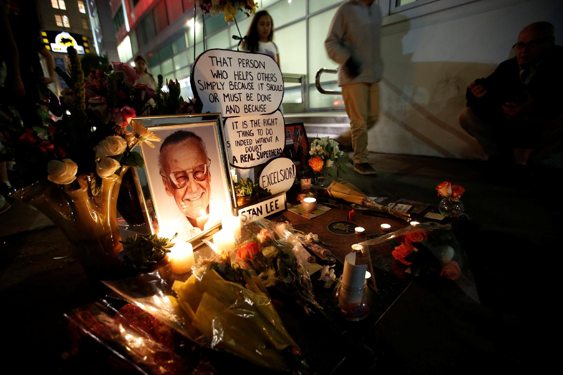 Fã de Stan Lee prestam homenagem ao quadrinista deixando flores e bilhetes em sua estrela na Calçada da Fama de Hollywood, na Califórnia - Mario Anzuoni/Reuters