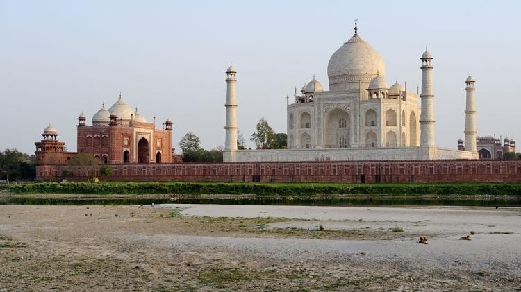 O mausoléu foi construído nas margens do rio Yamuna para garantir que suas fundações permanecessem úmidas, mas hoje o rio está praticamente seco - Getty Images - Getty Images