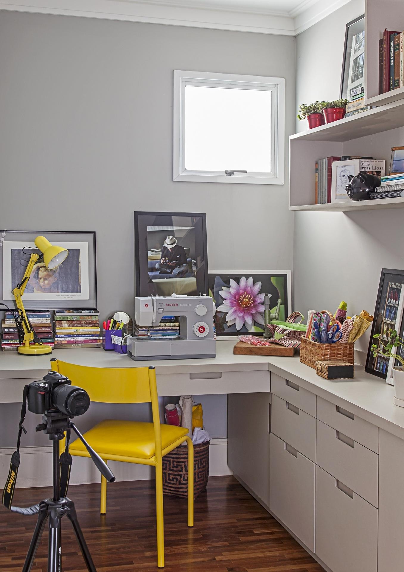 Usado anteriormente como quarto de empregada, o ambiente perdeu as paredes para ser integrado à sala e se transformar em um escritório leve e espaçoso. A bancada dá apoio para o notebook ou a máquina de costura. Também há várias gavetas onde ficam armazenados materiais de costura e documentos. A arquiteta Cristiane Schiavoni criou os móveis com MDF revestido de laminado - Carlos Piratininga | Divulgação