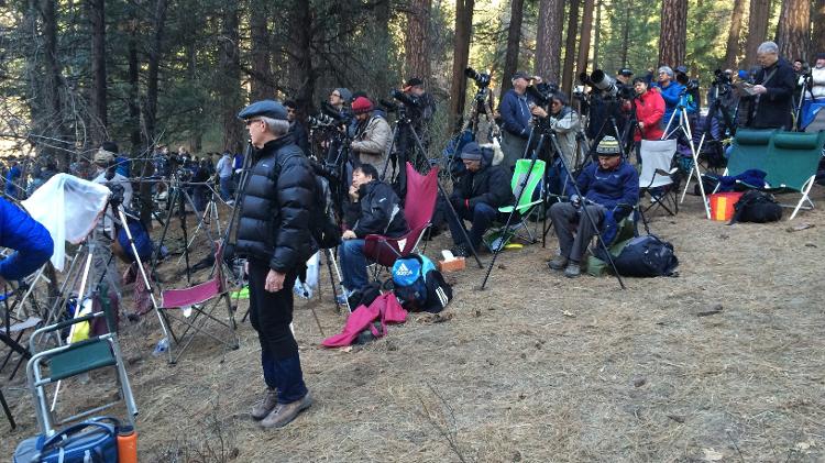 Turistas se reúnem no Parque Nacional de Yosemite para fotografar o fenômeno Firefall - Spondylolithesis/Getty Images - Spondylolithesis/Getty Images