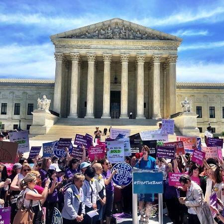 Ativistas pró-aborto protestam na Suprema Corte dos EUA contra novas restrições - Reprodução/Instagram @kevfog