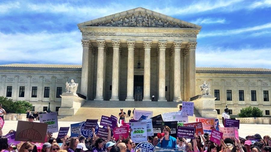 Ativistas pró-aborto protestam na Suprema Corte dos EUA contra novas restrições - Reprodução/Instagram @kevfog