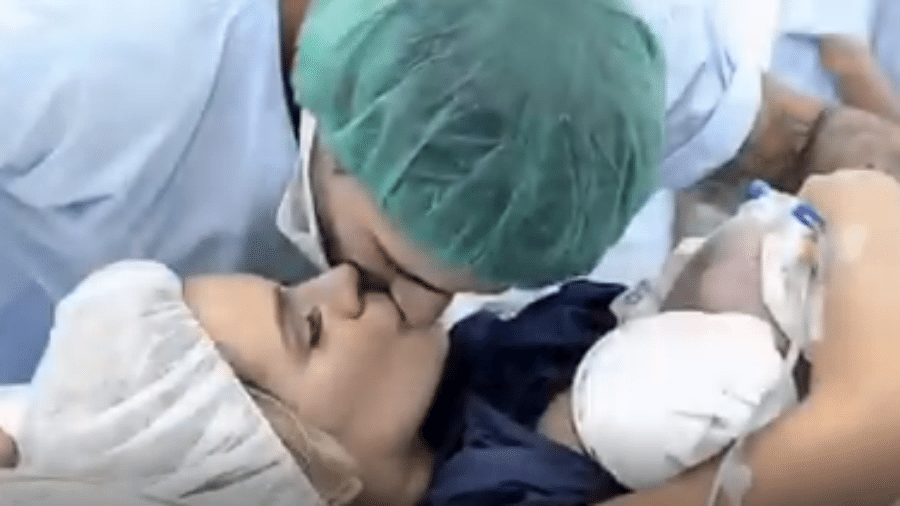 Rodrigão beija a mulher, Adriana Sant"Anna, após ela dar à luz Liz - Reprodução/Instagram