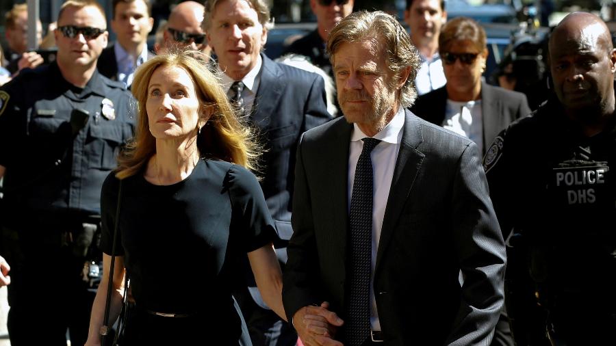 A atriz Felicity Huffman e o marido, o ator William H. Macy, chegam a tribunal - REUTERS/Katherine Taylor