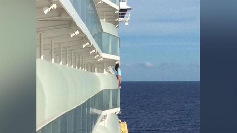 Passageira faz selfie do lado de fora de varanda em cruzeiro da Royal Caribbean - Reprodução
