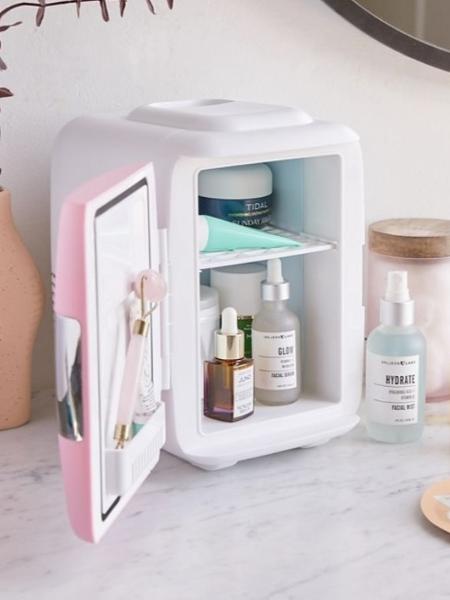 Skincare mini fridge é vendida pela Urban Outfitters nos EUA por US$ 59,95 - Divulgação