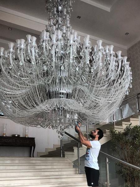 Luciano Camargo limpa o lustre de sua casa - Reprodução/Instagram