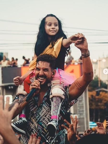 Vocalista da Banda Eva põe menina com deficiência nos ombros em bloco em São Paulo - Reprodução/Instagram