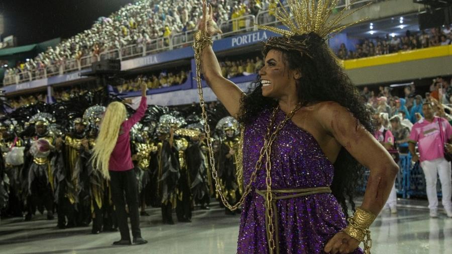 Evelyn Bastos, rainha de bateria da Mangueira, no desfile das campeãs em 2020 - Júlio César Guimarães/UOL
