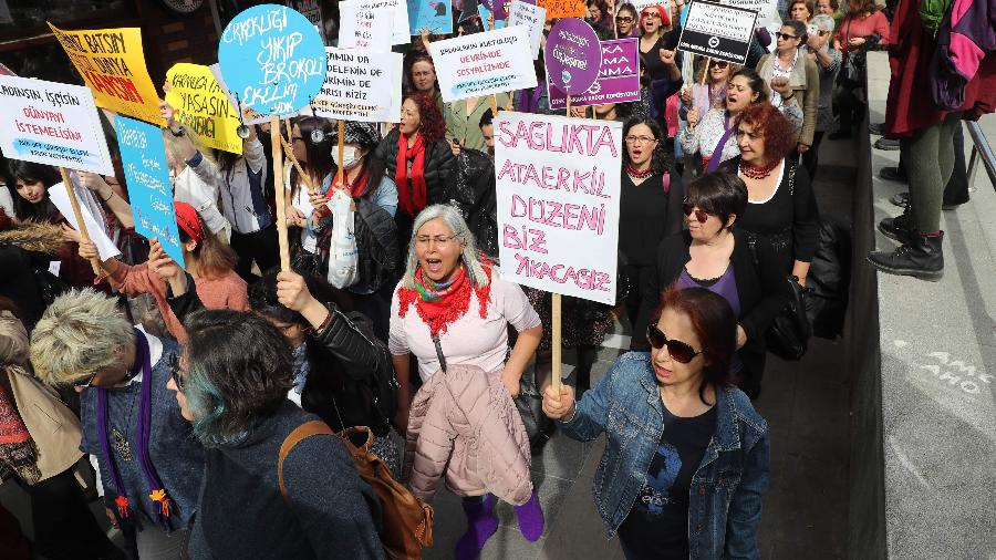 8.mar.2020 - Mulheres vão às ruas em Ancara (Turquia) em celebração ao Dia Internacional da Mulher - Adem Altan/AFP