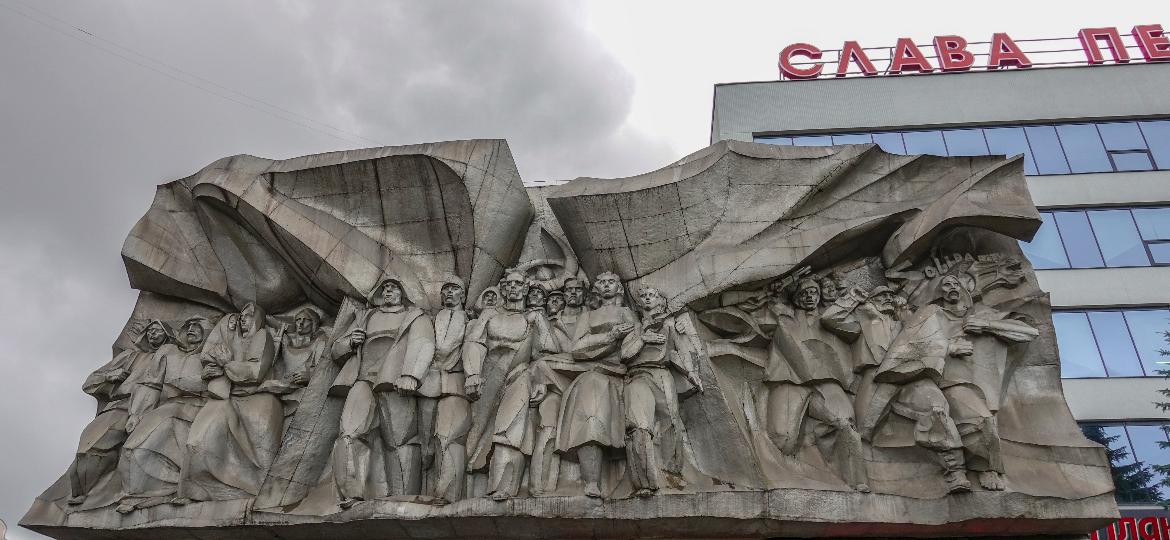 Escultura da era soviética na fachada de um edifício antigo em Minsk, capital de Belarus - Getty Images