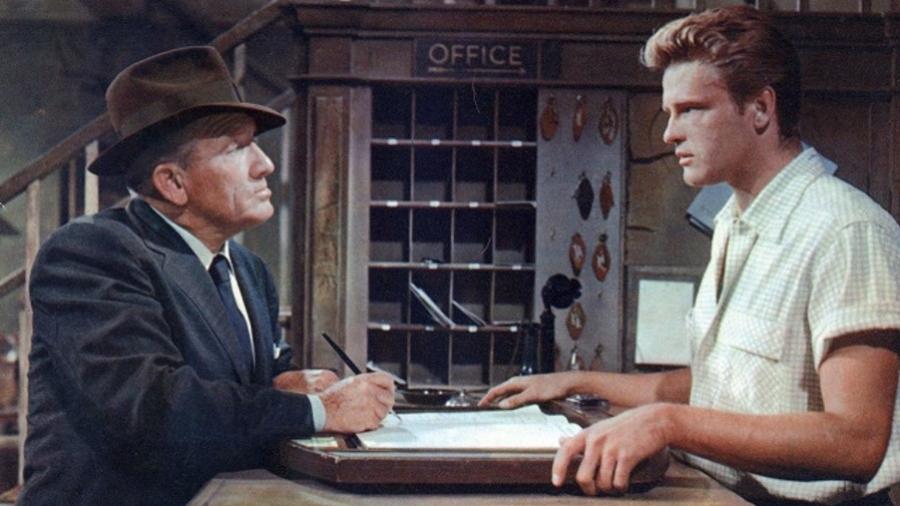 John Ericson (à direita) contracena com Spencer Tracy em cena do filme "Conspiração do Silêncio" - Divulgação