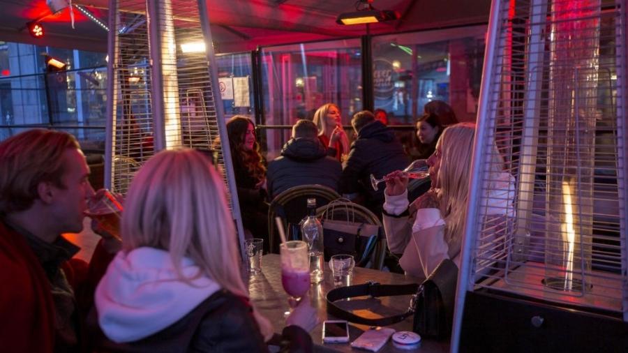 Restaurantes em Estocolmo funcionam normalmente mesmo sob a pandemia do coronavírus - Getty Images