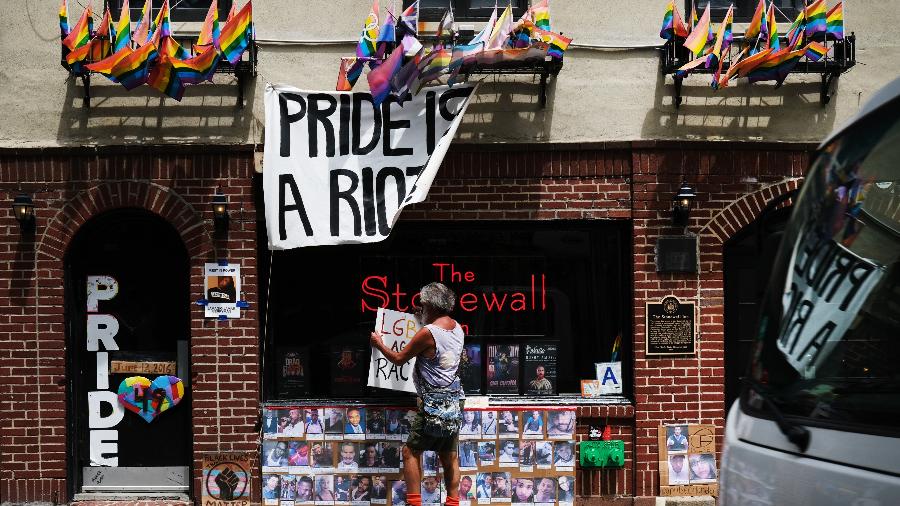 15.06.2020 - Memorial às vítimas do tiroteio na boate Pulse, em Orlando, na frente do histórico Stonewall Inn - Spencer Platt/	Getty Images