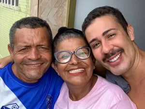 Carlinhos Maia posta foto do pai no hospital e faz homenagem: 'Tão seu fã'