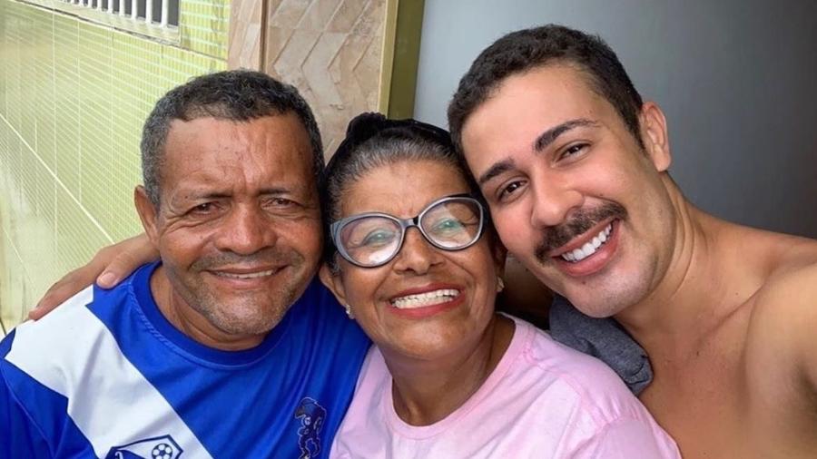 Carlinhos Maia ao lado do pai Virgilio e da mãe Maria - Reprodução