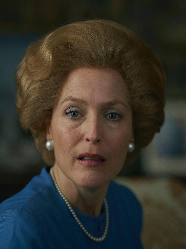 Gillian Anderson como Margaret Thatcher em "The Crown"