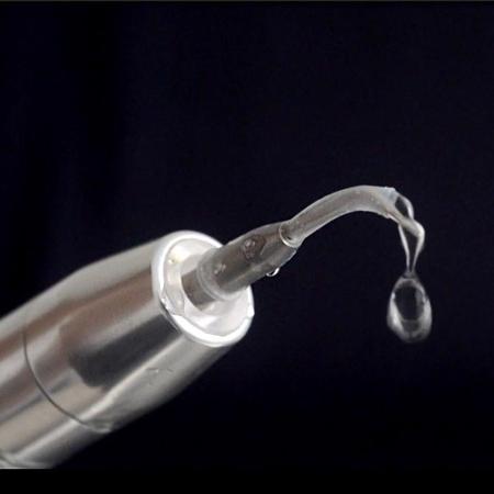 Caneta odontológica de ultrassom com extremidade revestida com a película de silicone Spray ControlCVDentus - Reprodução/CVDentus