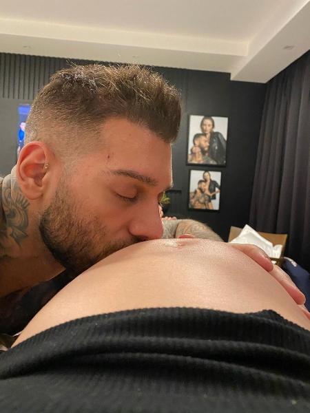 Lucas Lucco beija barriga de Lorena - Reprodução/Instagram