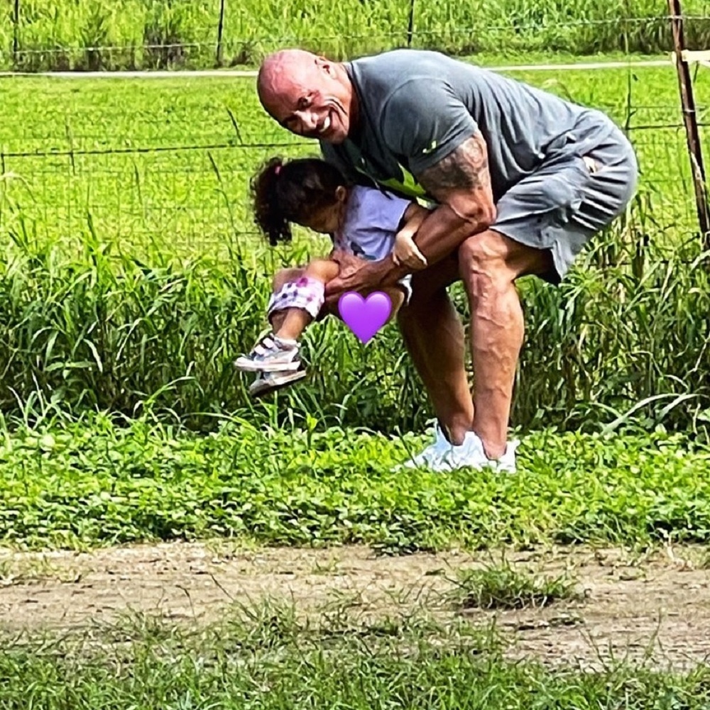 The Rock mostra clique da filha fazendo xixi em sapato novo foto