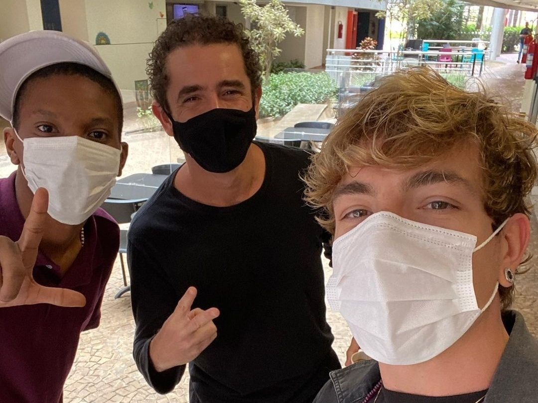 Di Ferrero mostra selfie com Lucas Penteado: 'Fiz o L de Livre'