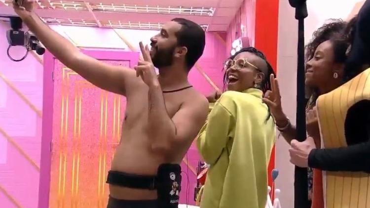 Gil com Karol e Lumena - Reprodução/Globoplay - Reprodução/Globoplay