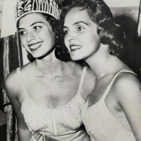 Therezinha Morango (right) with Miss Universe 1957, Gladys Zender - Playback / Facebook - Playback / Facebook