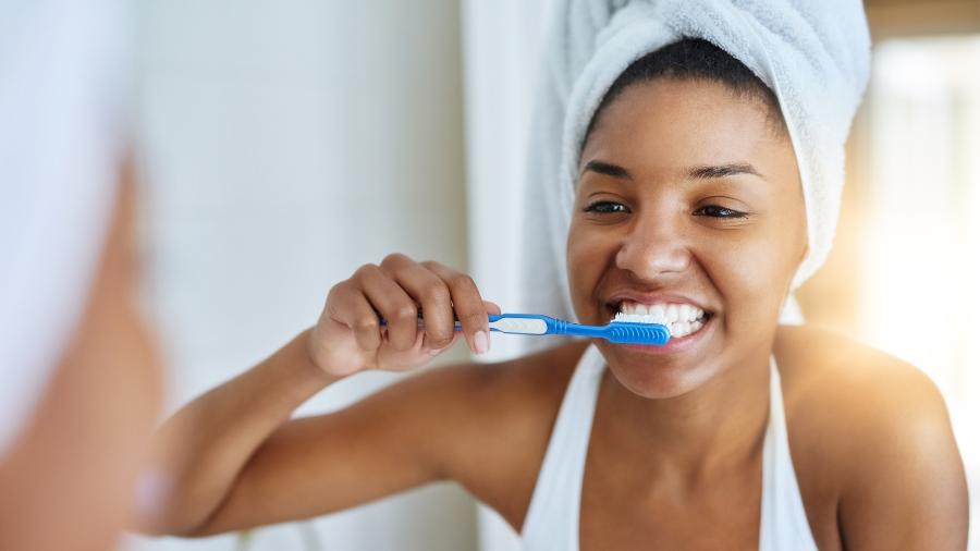 Cuidados com o estado da escova de dente fazem parte das medidas para a saúde bucal