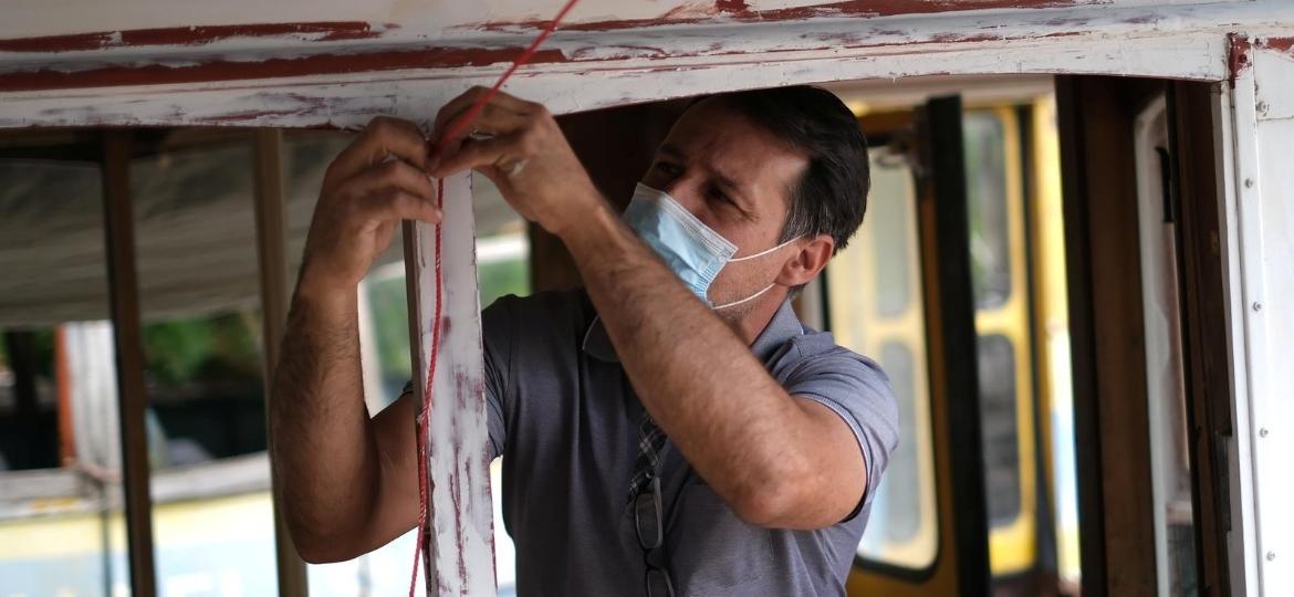 Com poucos recursos e equipamentos, Marques e seus sócios muitas vezes usam as próprias mãos para consertar os bondes - Pedro Nunes/Reuters