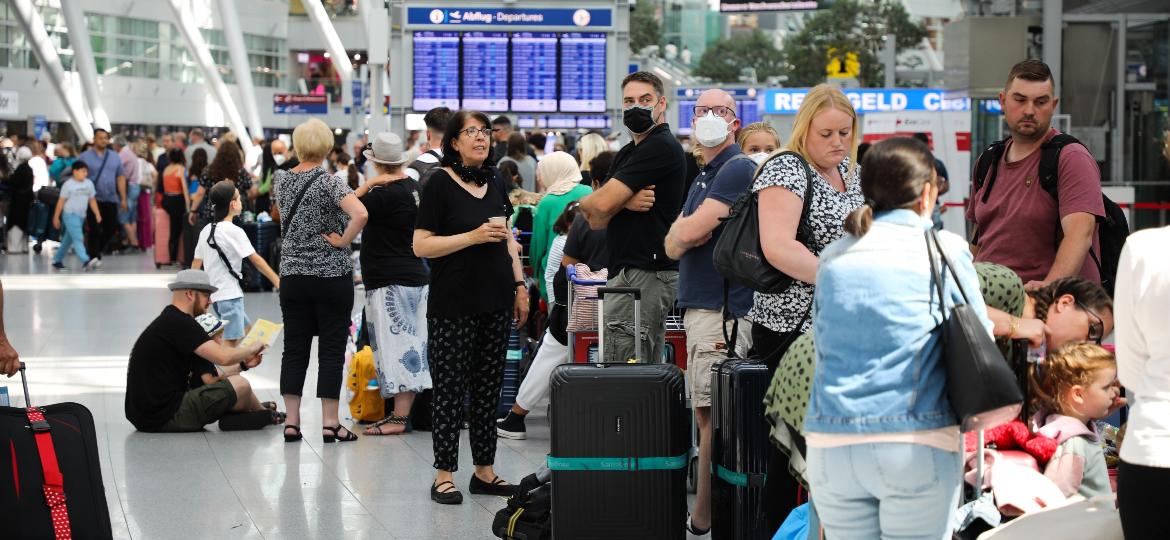 Viajantes aguardam em longas filas no aeroporto internacional de Dusseldorf, na Alemanha, dia 25 de junho - Anadolu Agency via Getty Images