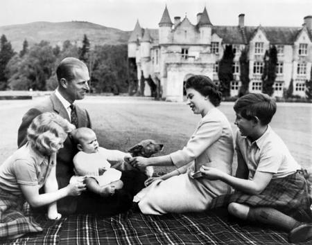 Em 1960, a rainha Elizabeth 2ª e seu marido, príncipe Philip,em Balmoral, com seus filhos Charles, Anne e o recém-nascido Andrew - AFP