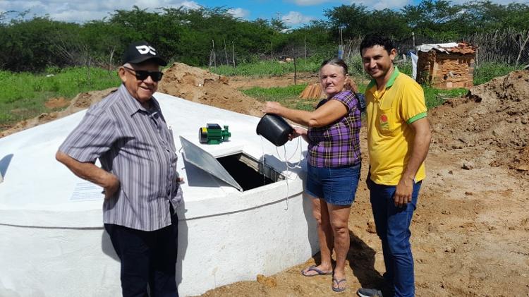 Dona Francisca comemora e agradece aos doadores pela cisterna com água perto de casa - Divulgação/Sindicato dos Trabalhadores Rurais de Angicos - Divulgação/Sindicato dos Trabalhadores Rurais de Angicos