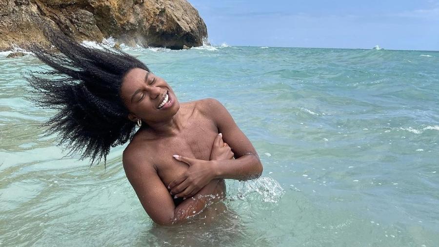 A atriz Indira Nascimento aproveitou sua viagem para visitar uma praia nudista - Reprodução/Redes Sociais