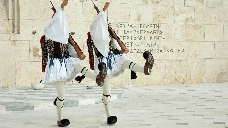 Os soldados na troca de guarda em Atenas: saia com 400 pregas que representam o número de anos que os gregos estiveram sob o domínio do Império Otomano - Getty Images/iStockphoto