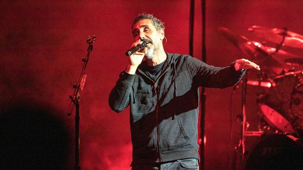 Serj Tankian, do System of a Down; banda faz show na terça em Curitiba, no estádio Couto Pereira