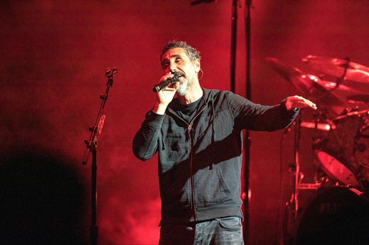 Serj Tankian não perde a oportunidade de falar de seu ativismo