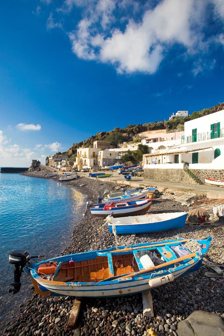 A ilha só vê movimento na sua temporada de verão, quando turistas decidem explorá-la A ilha só vê movimento na sua temporada de verão, quando turistas decidem explorá-la